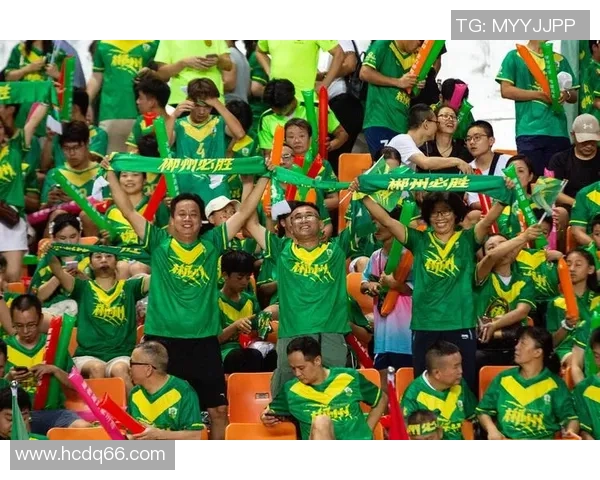 足球巨星转会发布会上情难自禁泪洒现场感动无数球迷